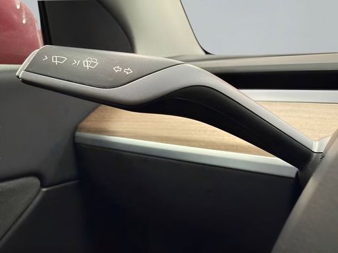 Used 2022 Tesla Model Y Long Range image 17