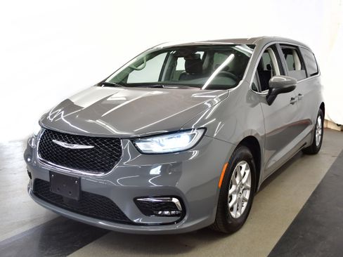 Used 2023 Chrysler Pacifica Touring-L FWD image 4