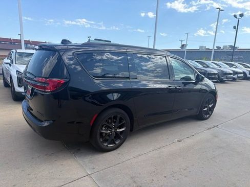 Used 2025 Chrysler Pacifica Limited AWD/4WD image 4
