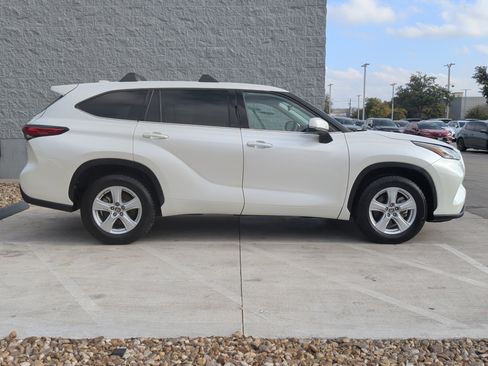 Used 2021 Toyota Highlander LE image 11