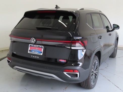 New 2025 Volkswagen Taos SE image 4