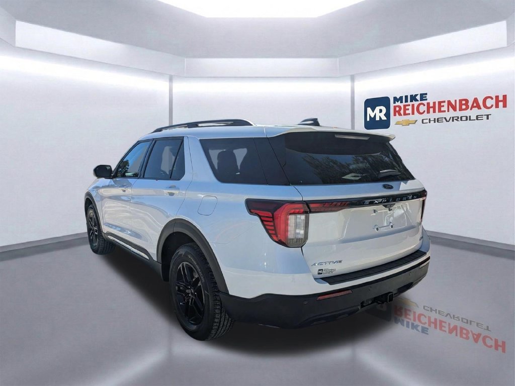 Used 2025 Ford Explorer Active AWD/4WD image 6