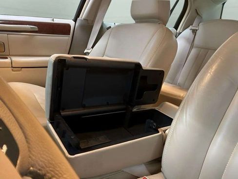 Used 2005 Lincoln Town Car Signature image 46