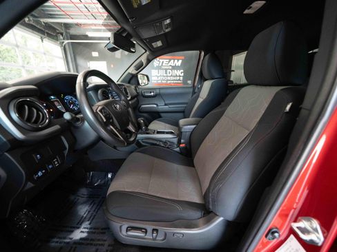 Used 2022 Toyota Tacoma TRD Sport AWD/4WD image 9