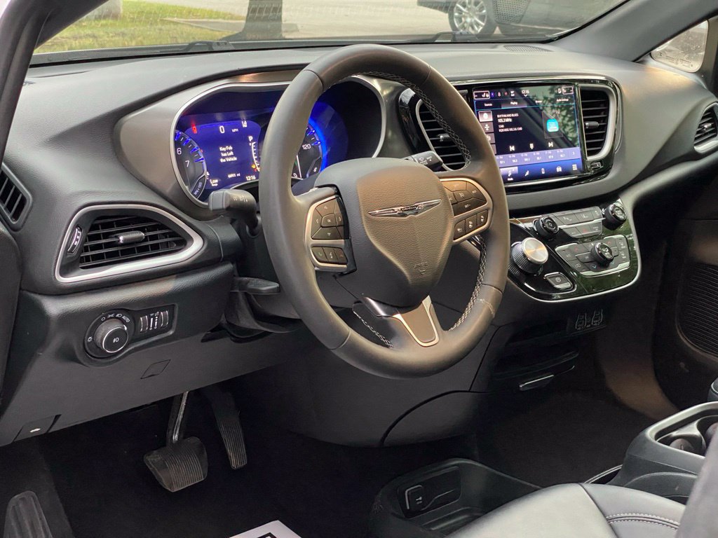 Used 2025 Chrysler Pacifica Select FWD image 11