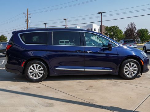 Used 2018 Chrysler Pacifica Touring-L FWD image 9