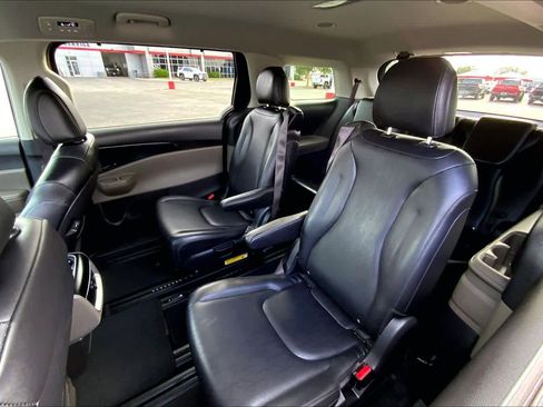 Used 2025 Kia Carnival FWD image 21