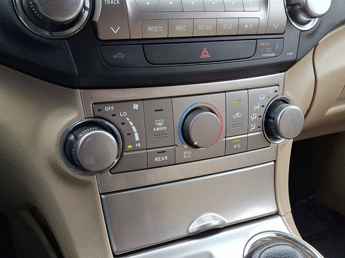 Used 2012 Toyota Highlander 4WD w/ Tech Pkg image 18