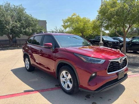 Used 2023 Toyota Highlander LE FWD image 3