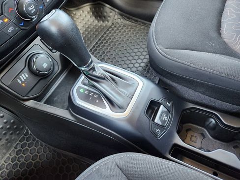 Used 2023 Jeep Renegade Latitude AWD/4WD image 22