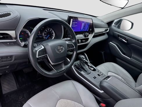 Used 2023 Toyota Highlander Bronze Edition FWD image 7