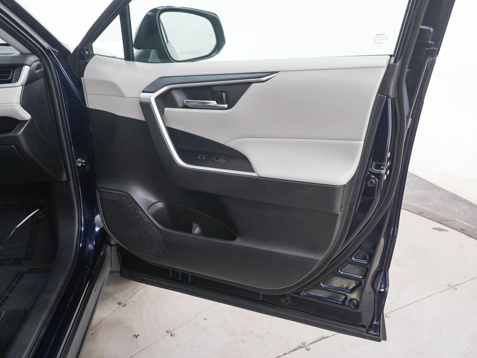 Used 2022 Toyota RAV4 XLE w/ Convenience Package AWD/4WD image 9