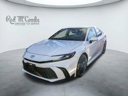 Used 2025 Toyota Camry SE image 1