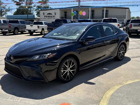 Used 2023 Toyota Camry SE FWD image 3