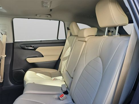 Used 2025 Toyota Highlander XLE FWD image 42