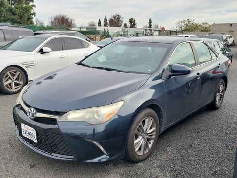 Used 2016 Toyota Camry SE image 1