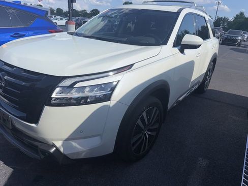 Used 2023 Nissan Pathfinder Platinum w/ Black Appearance Package AWD/4WD image 1