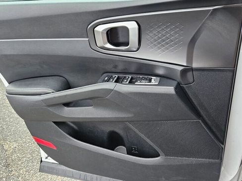 Used 2023 Kia Sorento LX image 30