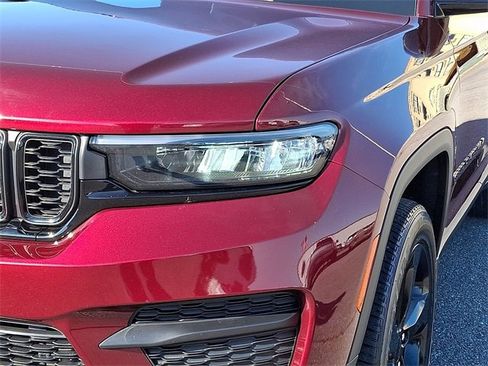 Used 2023 Jeep Grand Cherokee Altitude image 9