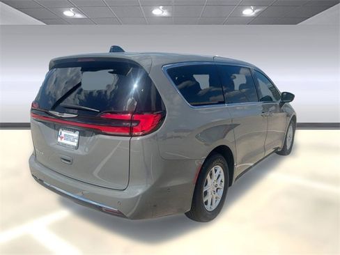 New 2025 Chrysler Pacifica Select image 8