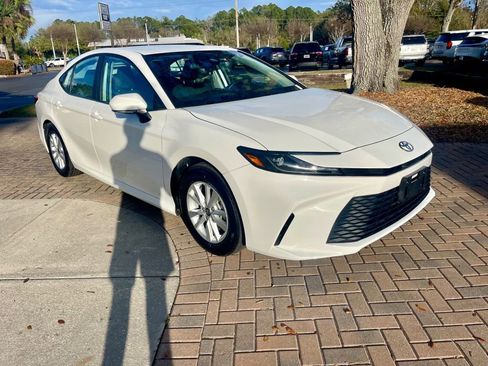 Used 2025 Toyota Camry LE image 5