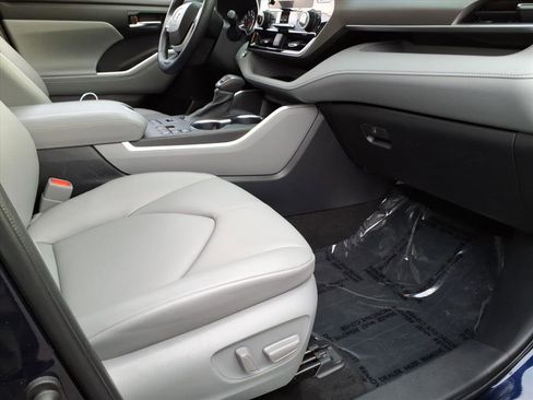 Certified 2023 Toyota Highlander XLE image 9