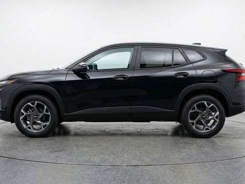 Used 2025 Chevrolet Trax LT FWD image 5