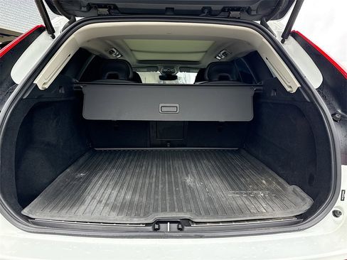 Used 2022 Volvo XC60 B5 Momentum image 30