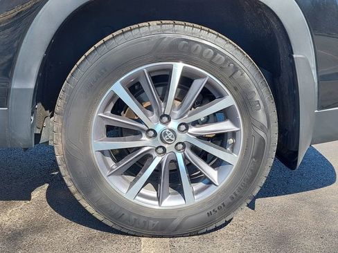 Certified 2019 Toyota Highlander XLE w/ Preferred Accessory Package image 35