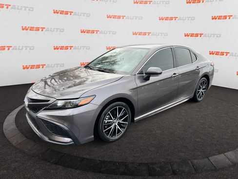 Used 2024 Toyota Camry SE image 1