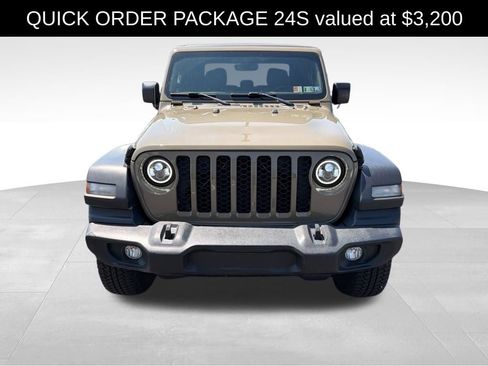 Used 2020 Jeep Gladiator Sport w/ Quick Order Package 24S AWD/4WD image 2