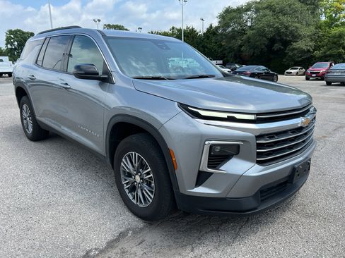 Used 2026 Chevrolet Traverse LT AWD/4WD image 2