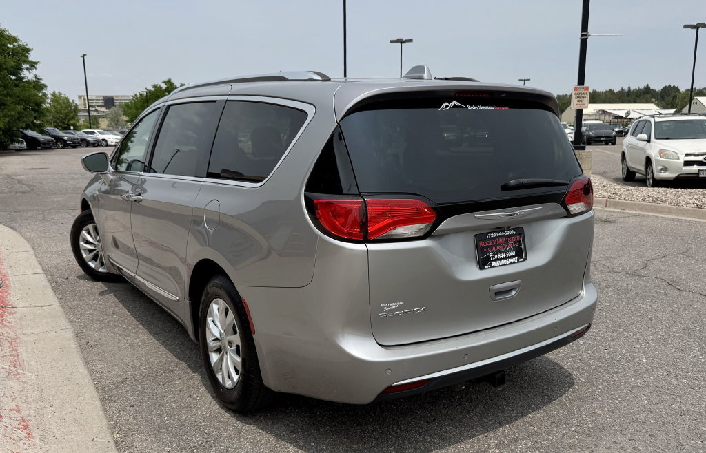 Used 2018 Chrysler Pacifica Touring-L FWD image 6