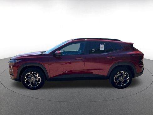 Used 2025 Chevrolet Trax LT FWD image 8
