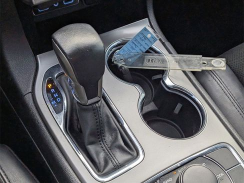 Used 2022 Jeep Grand Cherokee Laredo X image 18