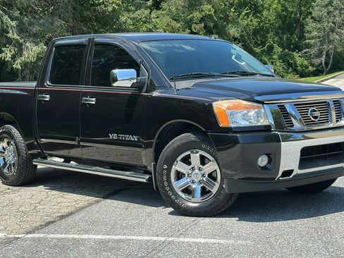 Used 2014 Nissan Titan SV image 1