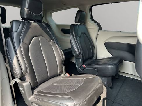 Used 2024 Chrysler Pacifica Touring-L FWD image 25