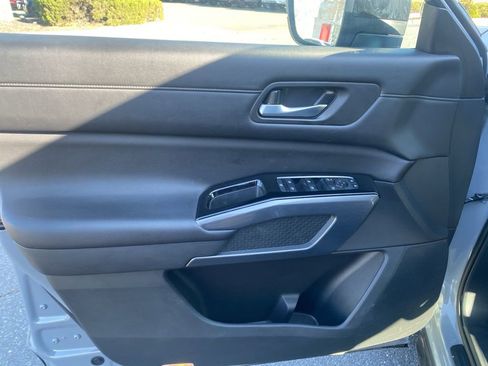 Used 2022 Nissan Pathfinder SL image 10