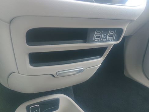 Used 2024 Chrysler Pacifica Touring-L image 31