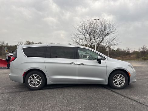 Used 2024 Chrysler Voyager LX image 3