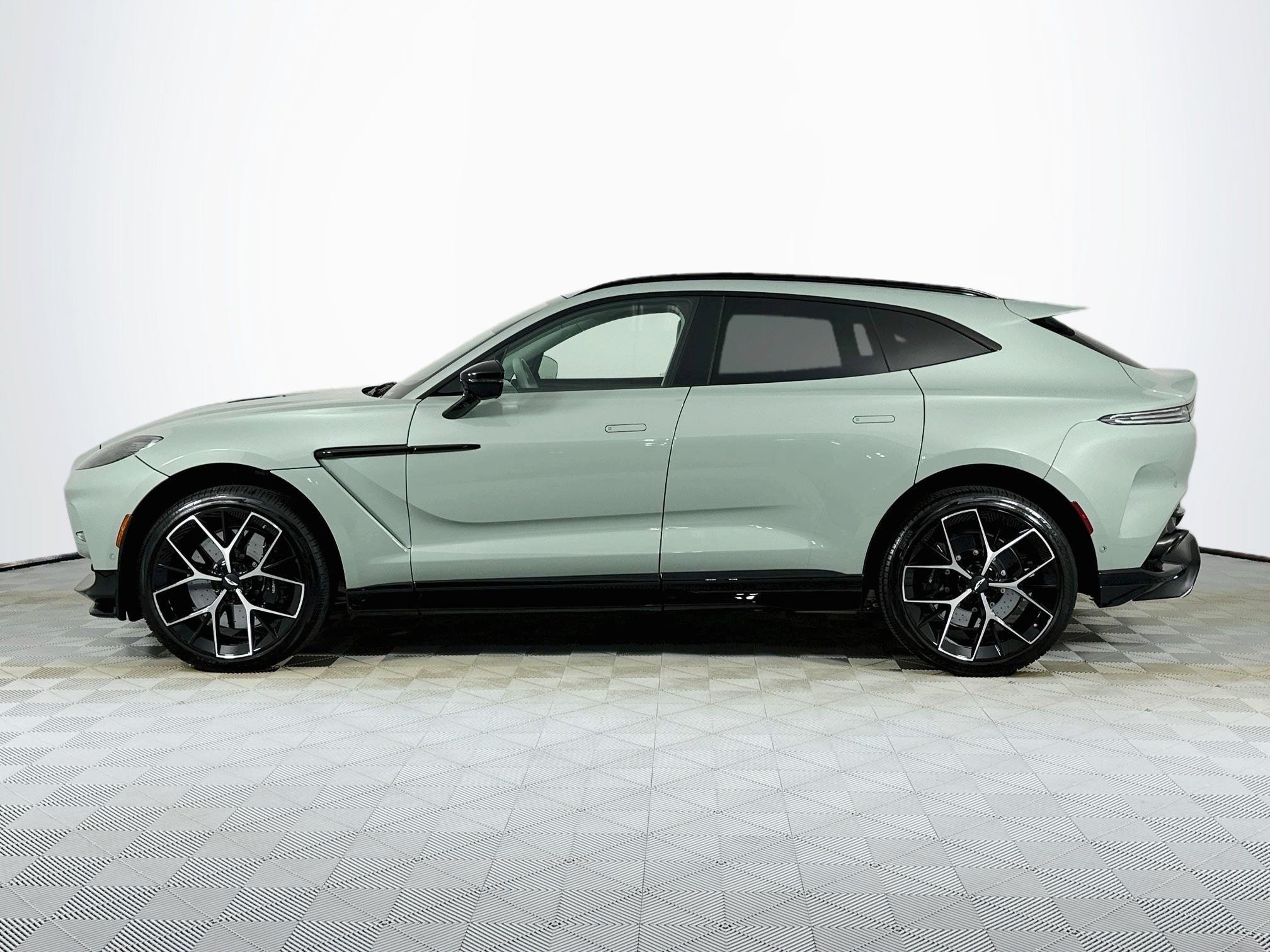 Used 2025 Aston Martin DBX 707 AWD/4WD image 17