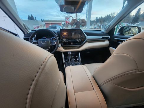 Used 2024 Toyota Highlander Platinum image 17