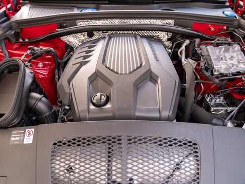 Certified 2025 Porsche Macan image 25