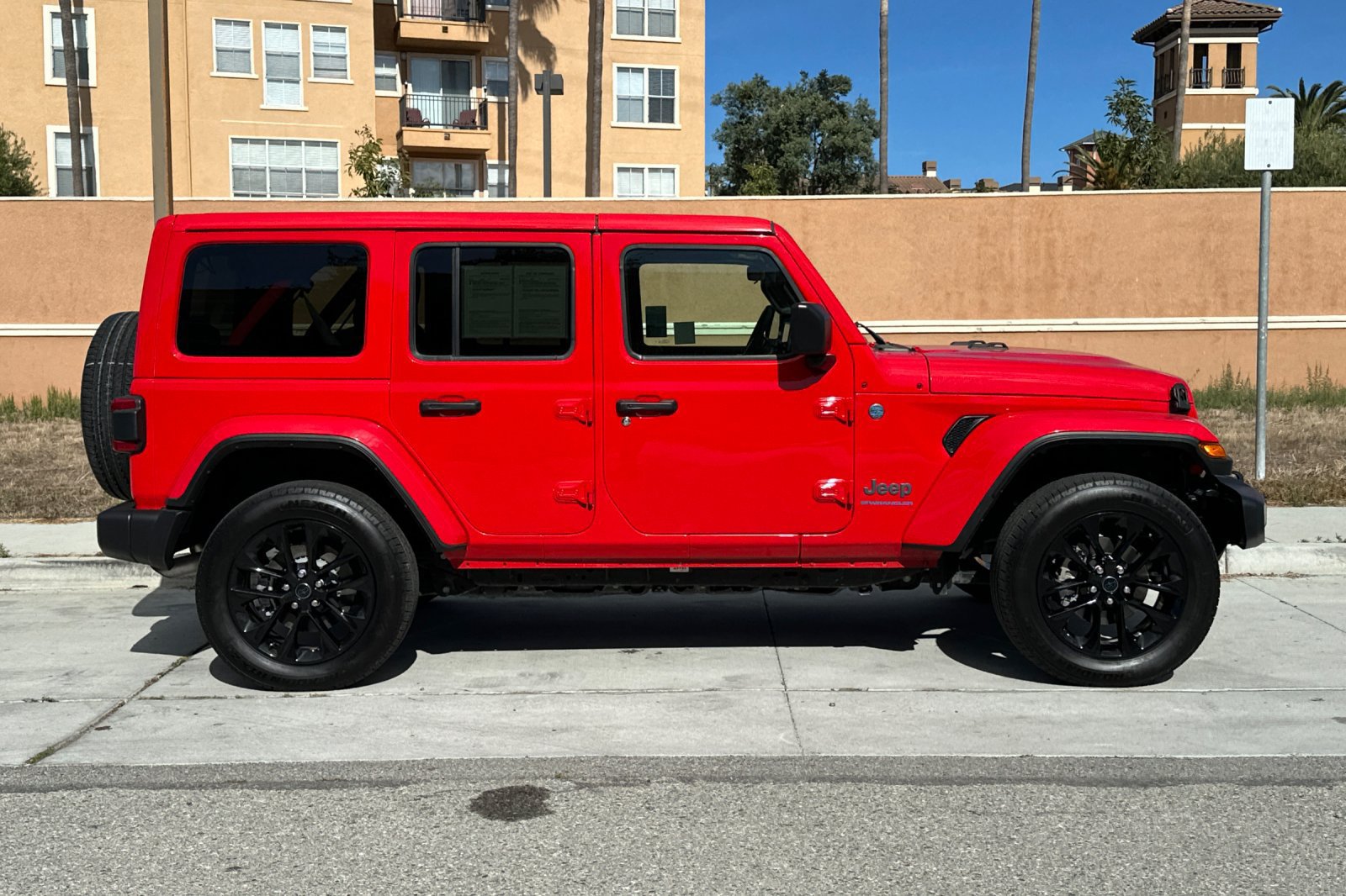 Used 2025 Jeep Wrangler Unlimited Sahara w/ Safety Group AWD/4WD image 3