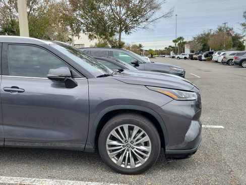 Used 2023 Toyota Highlander Platinum image 10
