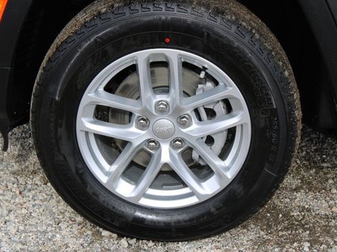 New 2025 Jeep Grand Cherokee Laredo image 8