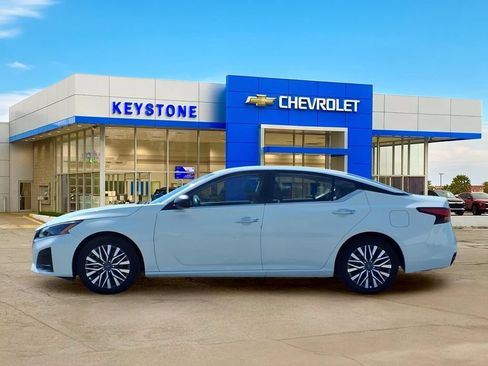 Used 2025 Nissan Altima 2.5 SV FWD image 4