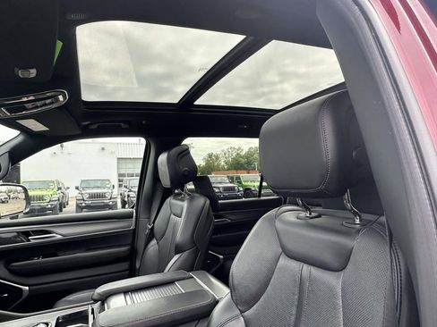 Used 2024 Jeep Wagoneer L Series II AWD/4WD image 22