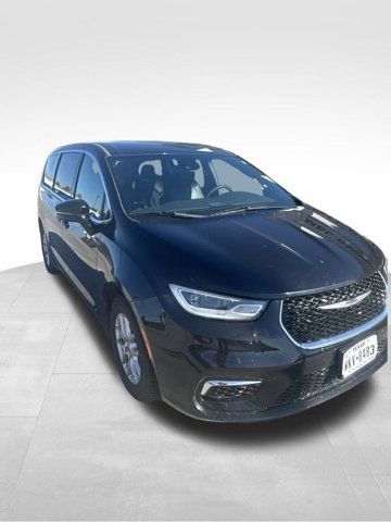 Used 2025 Chrysler Pacifica Select FWD image 2