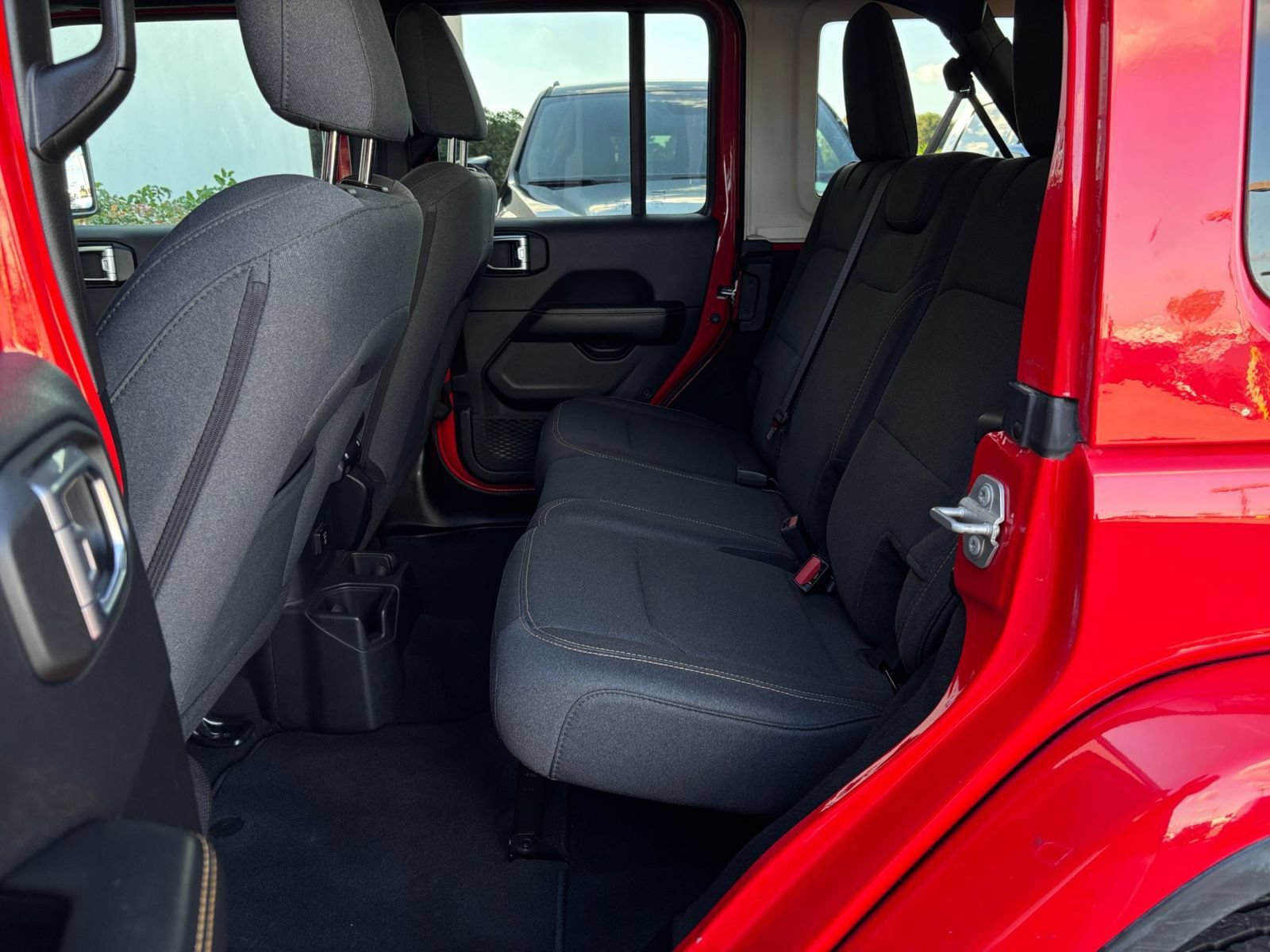 Used 2025 Jeep Wrangler Unlimited Sahara AWD/4WD image 25